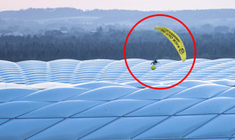 Fransa - Almanya maçında paraşütlü protesto