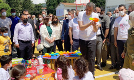 Bakan Selçuk öğrencilerle su savaşı yaptı
