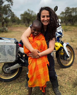 Her gittiği ülkeden bir avuç toprakla dönüyor