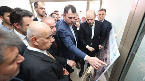 Bakan Kurum, Kahramanmaraş'ta afet konutları şantiyelerinde inceleme yaptı