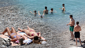 Sıcak havayı fırsat bilenler plaja koştu