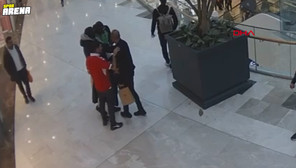 Şoke eden olayın görüntüleri ortaya çıktı! AVM’de Papy Djilobodji’ye silah çekip şemsiye fırlattı