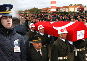 Şehit Emre Altınoka acı veda: Şehit ağabeyini asker selamıyla karşıladı