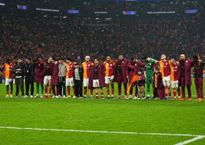 Galatasaray, galibiyeti taraftarıyla kutladı