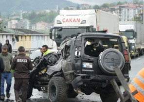Takla atan cip, başka bir cipin üzerine düştü. Ölü ve yaralılar var