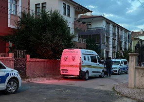 Uzaklaştırma kararı olan koca eve gelip dehşet saçtı… Çocuklarının gözü önünde eşini boynundan bıçakladı