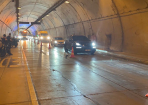 Şişlide tünele dökülen yağ kazaya neden oldu: 1i polis 3 yaralı