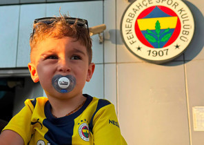 Forması çıkartılmaya çalışılan minik taraftar, Kadıköy’de!