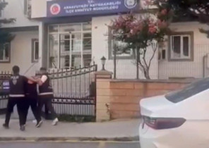 Arnavutköyde iş yerine silahlı saldırı düzenleyen 2 şüpheli kameradan yakalandı: 1 tutuklama