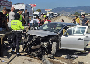 Bursada bariyerlere çarpıp refüje düşen otomobildeki 3 kişi yaralandı: Kaza kamerada