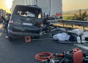 Minibüs, TIR’a arkadan çarptı: 2 ölü, 2 ağır yaralı