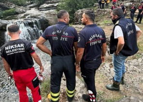 Serinlemek için şelaleye giren iki kardeş hayatını kaybetti