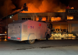 Eskişehir’deki korkutan yangın TOMA da itfaiyeye destek verdi