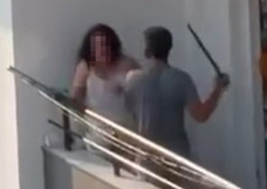 Adanada dehşet anları: Balkonda kadını sopayla dövüp saçından sürükledi