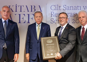 Asırlık emanet Bakan Ersoy: Tarihi Taşlıcalı Hüseyin Paşa Camii Mushaf-ı Şerifinin tıpkıbasımını tamamladık