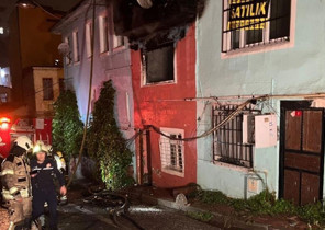 Fatih’te 2 katlı bina alev alev yandı: 1 ölü