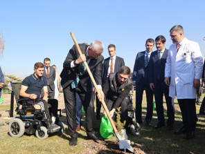 Bakan Memişoğlu, gazilerle fidan dikti