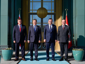 Cumhurbaşkanı Yardımcısı Yılmaz, KKTC Başbakanı Ünal Üstel ile bir araya geldi