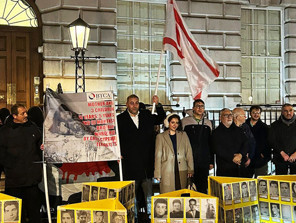 Londrada Kıbrıslı Türkler Kanlı Noel olaylarını protesto etti