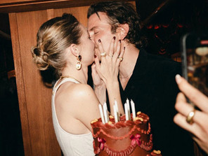 İki yıllık aşkta mutlu son… Araya aileleri soktular: Ünlü çift 2026’da evlenecek