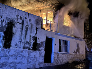 İzmir’de 2 katlı evde yangın: 1 ölü