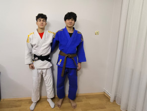 Minderde rakip hayatta yan yana