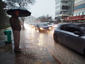 Yağmur ve fırtınadan okullar tatil edildi