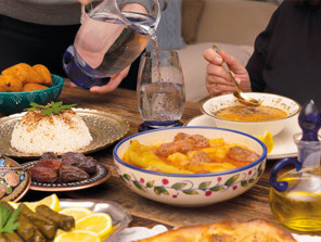 İftarda hızlı ve çok yemekten kaçının