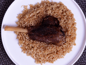 Fırında kuzu incik ve bulgur pilavı tarifi (Videolu)