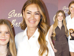 Su güzelliği ile büyüledi... Anne-kız ödül töreninde