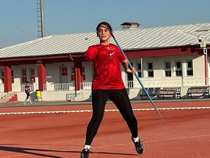 Enkazda ailesini ve kolunu kaybeden Meryem, 3 farklı branşta Türkiye şampiyonu oldu Enkazda ailesini ve kolunu kaybeden Meryem, 3 farklı branşta Türkiye şampiyonu oldu