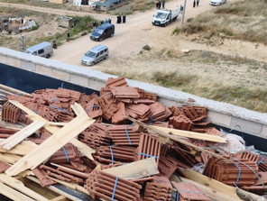 Bursada çatıda devrilen kiremitlerin altında kalan 2 işçi yaralandı