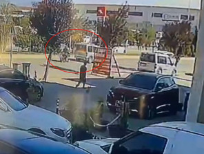 Motosiklet ile hafif ticari aracın çarpıştığı kaza kamerada: 1 yaralı