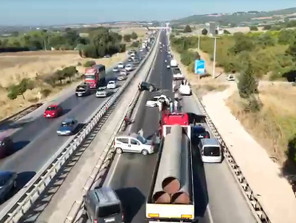 Tırın deposu delindi Yol buz pistine döndü