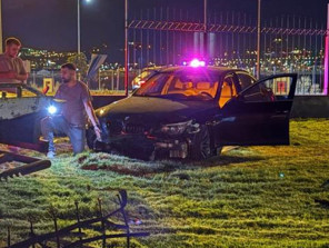 Kaldırımdan seken otomobil 1 metrelik duvarı aştı