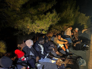 İzmirde 16 kaçak göçmen yakalandı; 1 organizatör şüphelisi tutuklandı