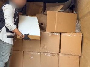 Mobil depo olarak kullanılan minibüste 1,1 milyon kaçak makaron ele geçirildi