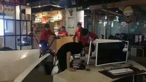 Oyunu kaybedince monitöre kafa attı