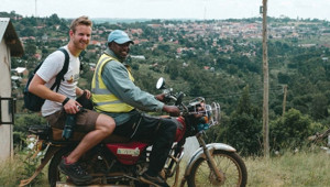 Fotoğraf makinesi sayesinde dünyayı beş parasız geziyor