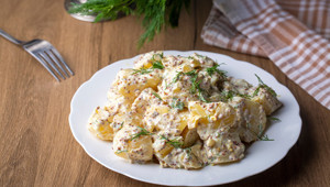 Süzme yoğurt ve hardallı patates salatası tarifi