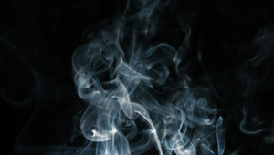 Sigara dumanı orucu bozar mı Sigara dumanı kokusu solumak orucu zedeler mi