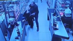 Oğlunu darbettiğini öne sürdüğü market çalışanını yumruklayıp tekmeledi İfadesi ortaya çıktı