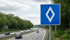 Baklava dilimi şeklindeki yeni trafik levhası otoyollarda kullanıma başlandı Levhanın anlamını bilmeyenlere ağır ceza uygulanacak