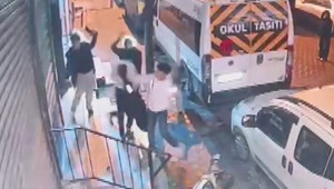 Apartman önünde bekleyen 2 çocuğa bıçaklı saldırı Saldırganların üzerine balkondan saksı attı... 5 şüpheli gözaltında
