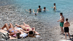 Sıcak havayı fırsat bilenler plaja koştu