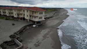 Deniz 100 metre içeri girdi, villalar çöktü