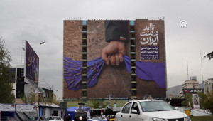 Tahranda Hürmüz Boğazı İranındır mesajlı dev afiş asıldı