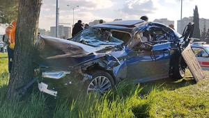 Bayrampaşada otomobilin çarptığı kamyon devrildi; 1i çocuk 7 yaralı