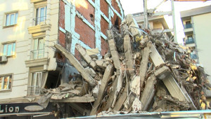 Bahçelievlerde yıkım sırasında çöken 6 katlı bina kamerada; bitişikteki apartman zarar gördü