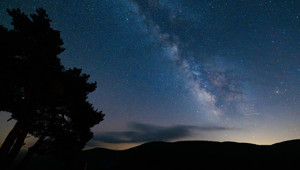 Gökyüzünde şölen Perseid meteor yağmuru ve Güneş tutulması